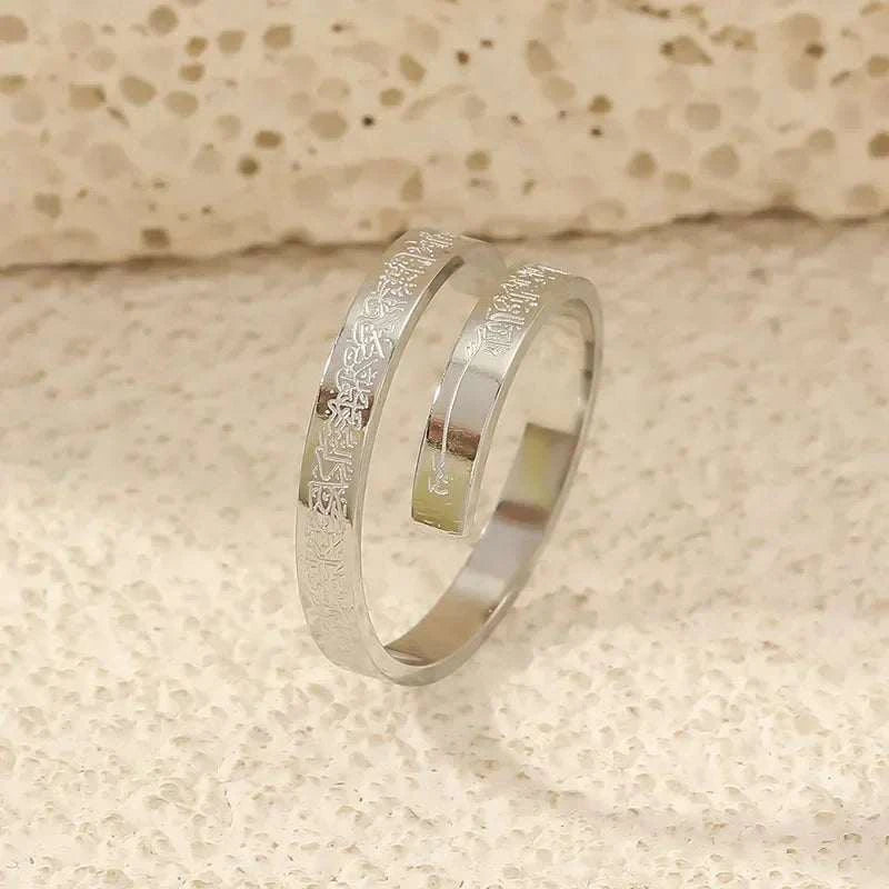 YILUOCD Ayatul Kursi Stainless Steel Ring Quran Arabian Calligraphy ReSPECIFICATIONS Cladding Material: 14k gold platingBrand Name: YILUOCDCN: GuangdongChoice: yesFine or Fashion: fashionGender: UnisexHigh-concerned chemical: NoneInlayMyemaanMy EmaanAyatul Kursi Stainless Steel Ring